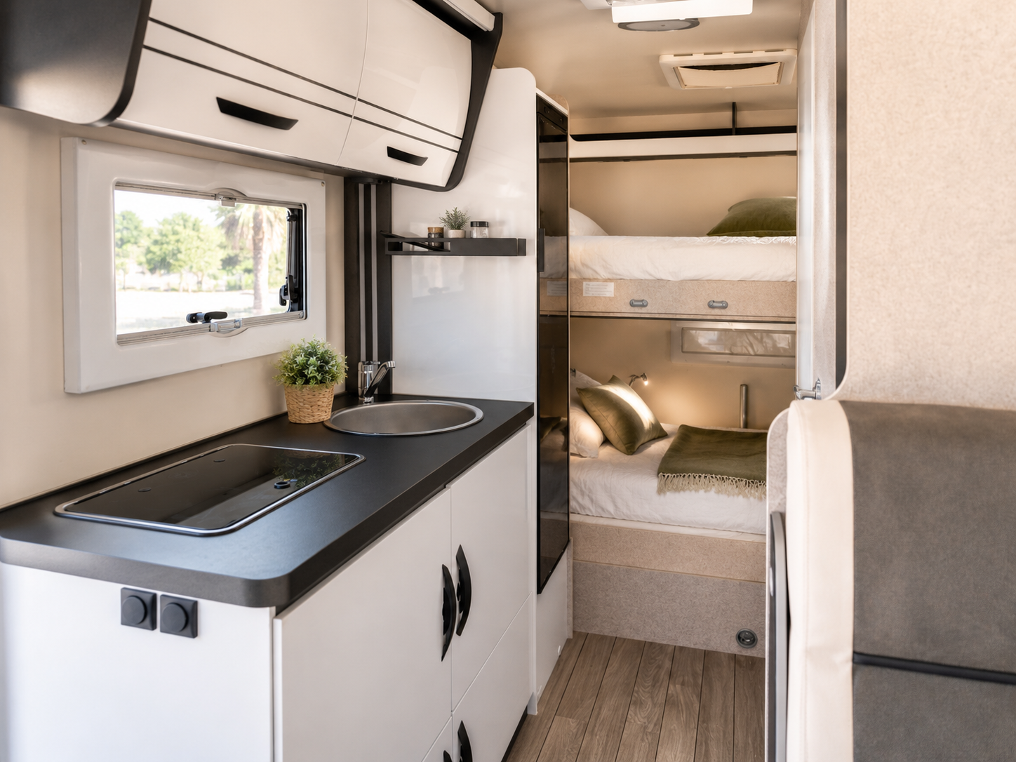 Zona de cocina y camas preparadas dentro de la autocaravana